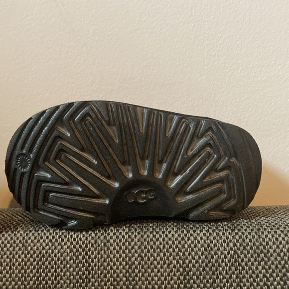 Size 7 toddler black Ugg’s - Picture 2 of 10